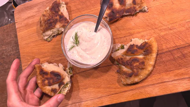 Delicioso plato rumano con queso, cebolleta y eneldo