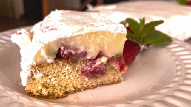 Pastel primaveral: fruta, crema, bizcocho y nata