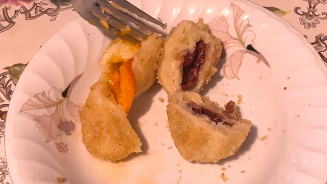 Bolas de pasta de patatas rellenas de frutas