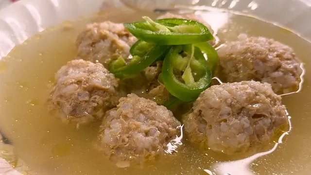 Sopa agria rumana de albóndigas