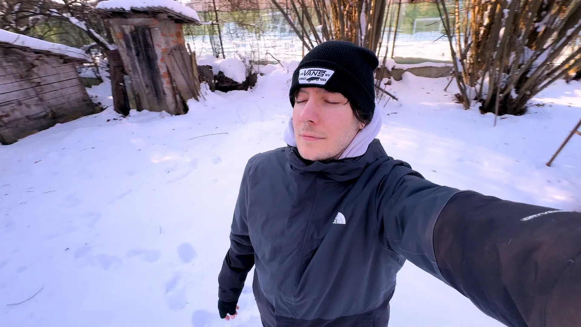 Eric Avito con los ojos cerrados en la nieve