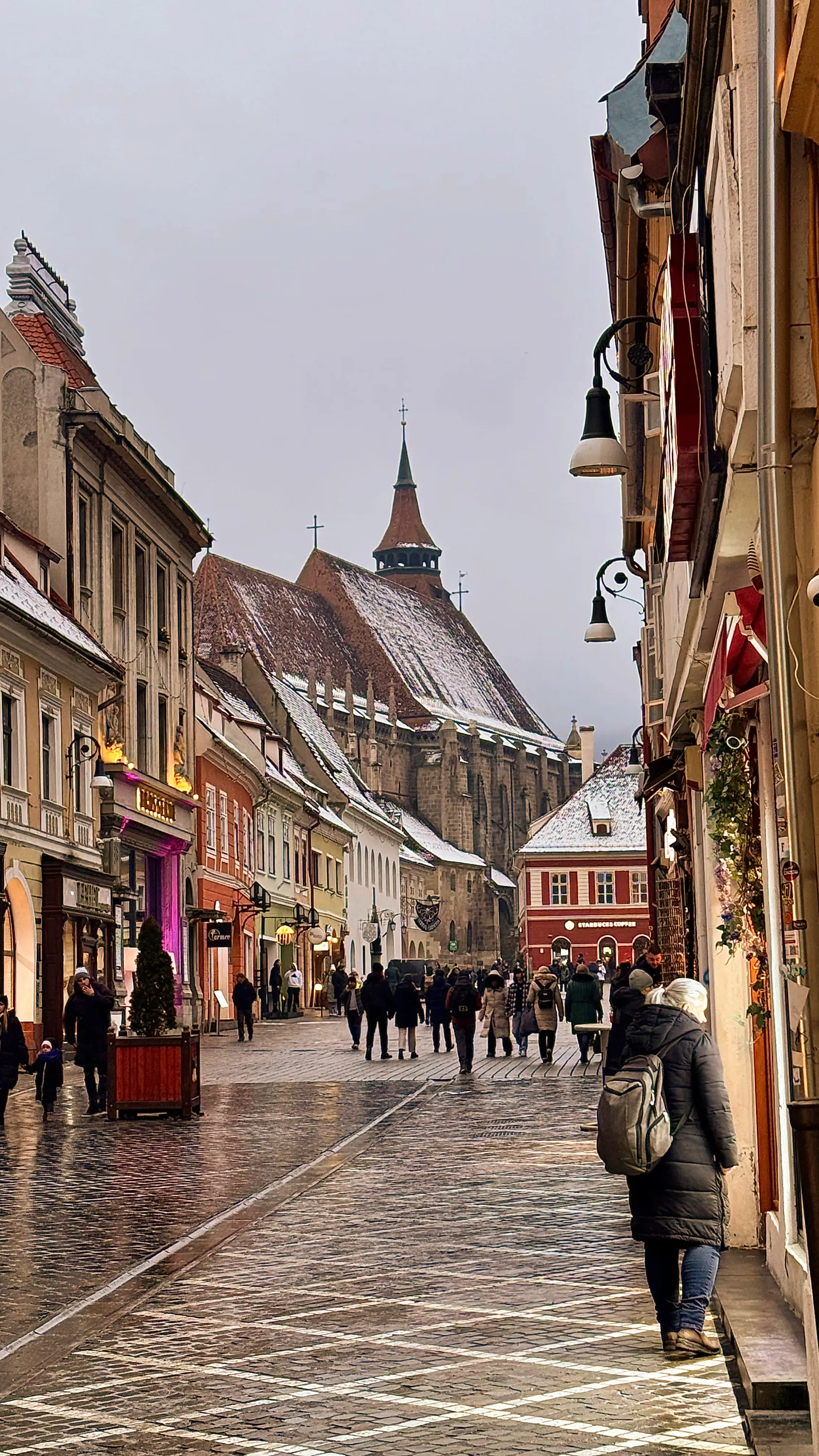 Calle del centro de Brașov en invierno