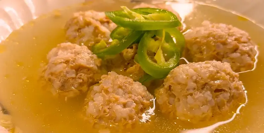 Comida tradicional rumana, ciorba de perisioare (sopa de albóndigas)