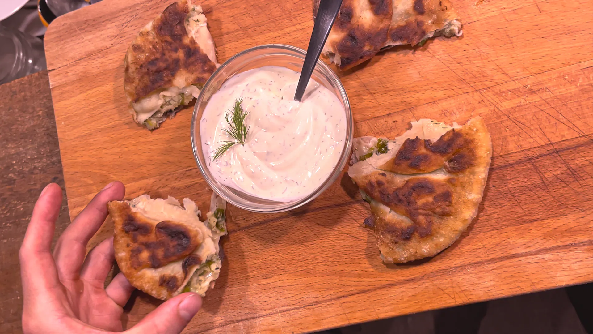 Plăcintă con salsa de yogur