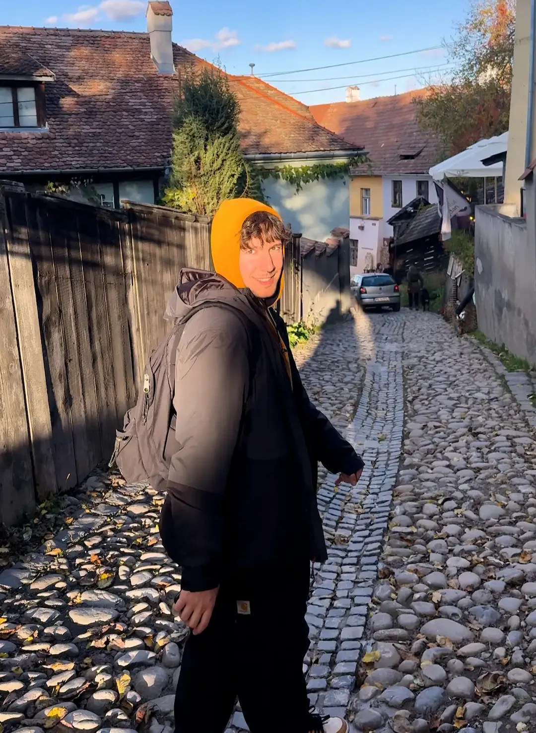 Eric en una calle empedrada de Sighișoara