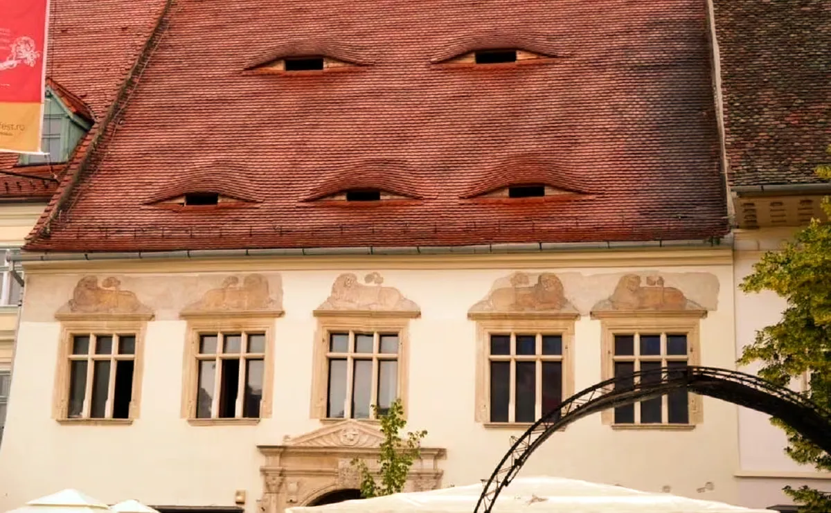 Ojos de Sibiu en una casa del centro