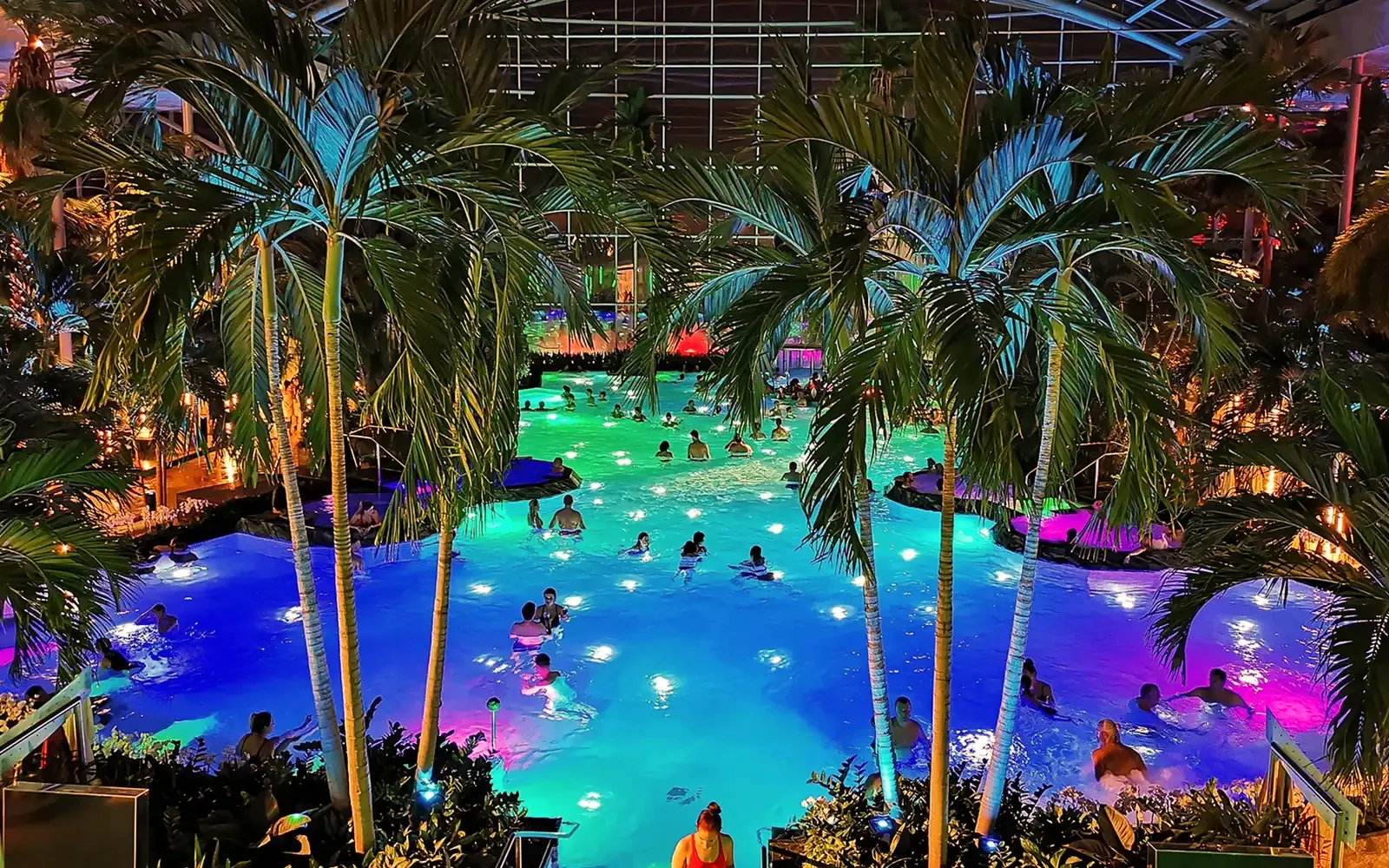 Piscina con palmeras en Therme, Rumanía